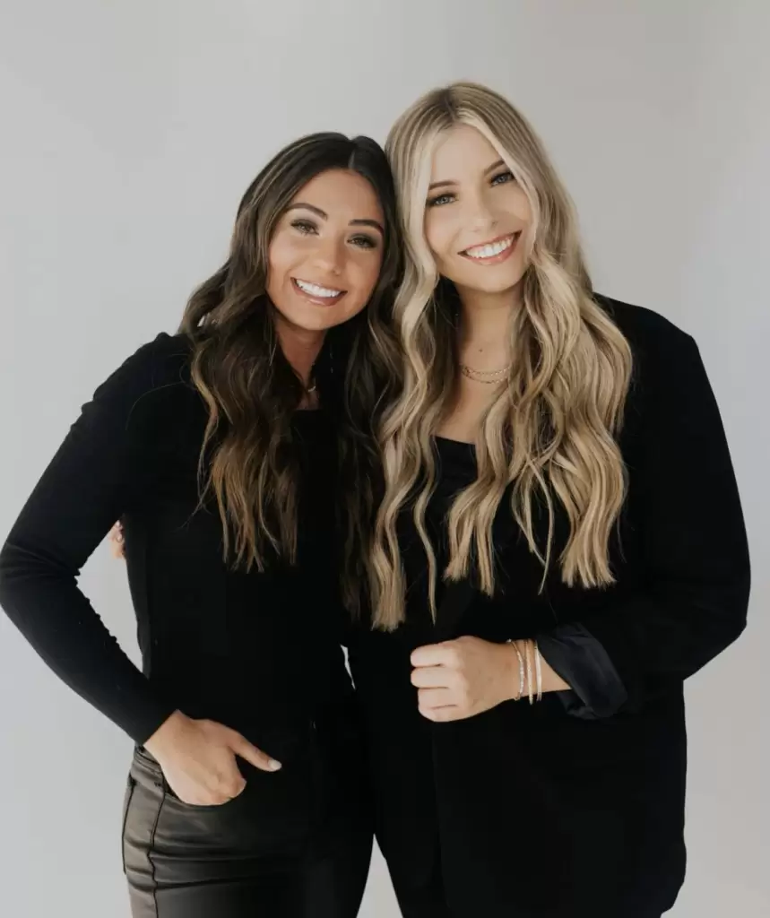 Portrait des deux femmes collaboratrice qui ont créé l'entreprise Malouna Habitat Promoteur immobiliers