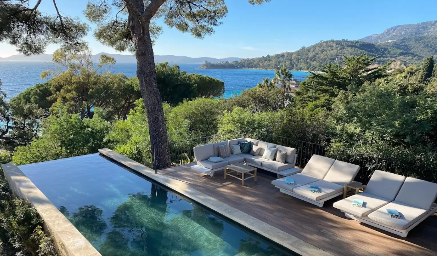 Piscine a débordement