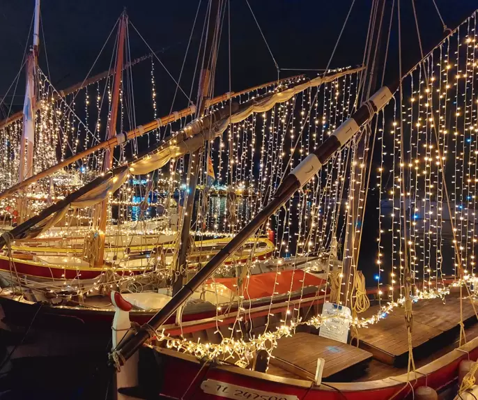 Bateau avec des lumières