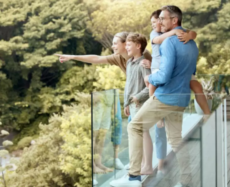 Visite de maison de luxe d'une famille, avec joie, Qui sommes-nous ?